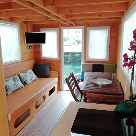 House Boat Gialla 아파트 *