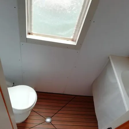 아파트 House Boat Gialla